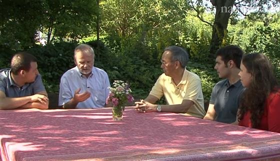 Fuelling Controversy (2013) - Steven Chu, Hartmut Michel & three young researchers debate: can biofuels can solve the world energy crisis?