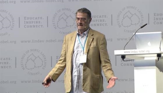 Serge Haroche (2013) - Controlling Photons in a Box and Exploring the Quantum to Classical Boundary