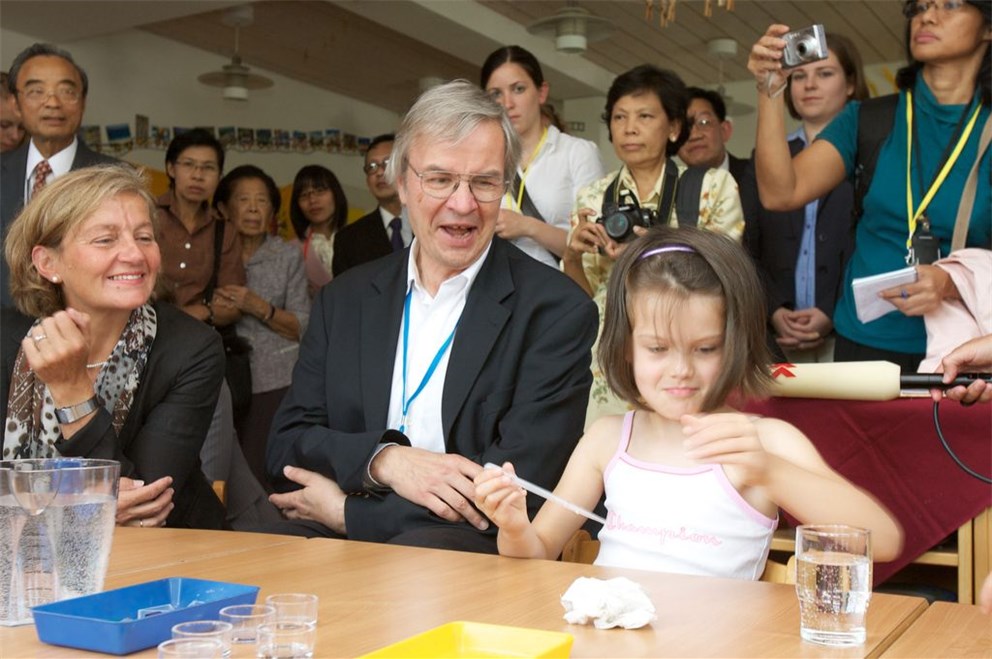 Theodor Hänsch (Laureate, Physics 2005) complimenting on a young researcher's experiment 