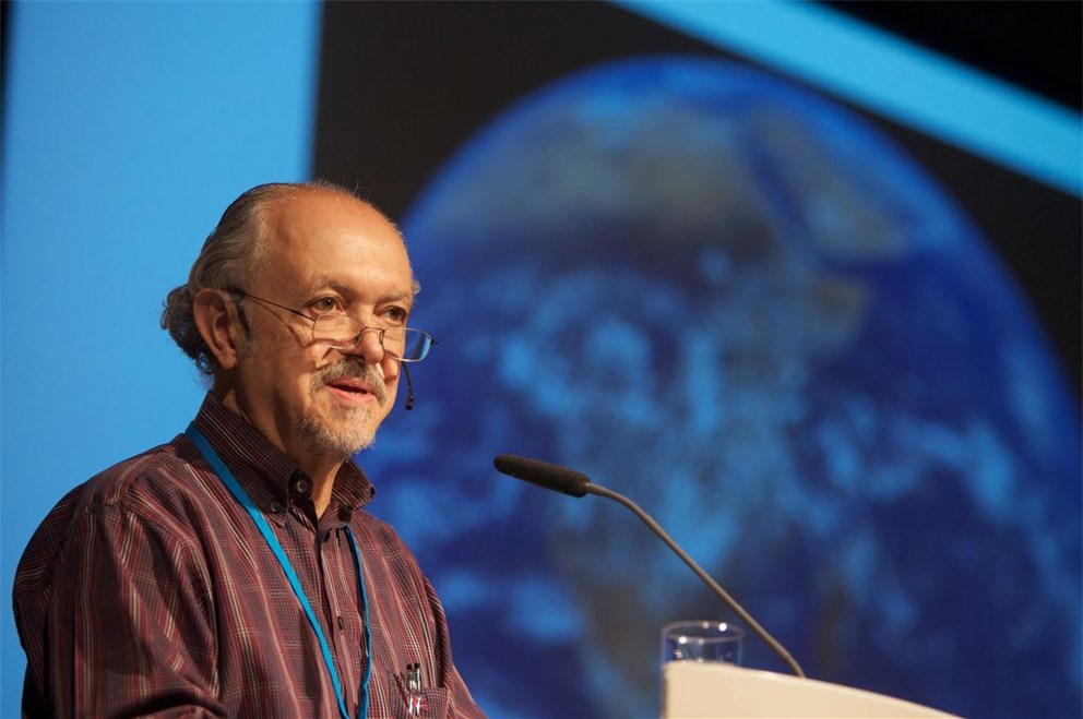 Mario Molina lecturing on "Energy and Climate Change - Is There a Solution?" (Laureate, Chemistry 1995)