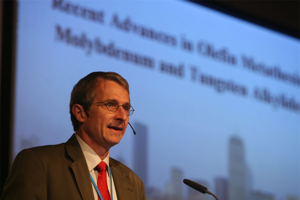 Richard Schrock lecturing on "Recent Advances in Olefin Metathesis Catalyzed by Molybdenum and Tungsten Alkylidene Complexes"