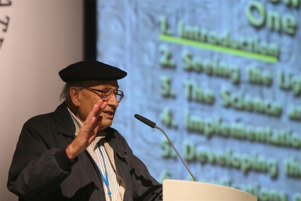 Walter Kohn delivering his lecture on "Nearsightedness of Electronic Structure" (Laureate, Chemistry 1998)