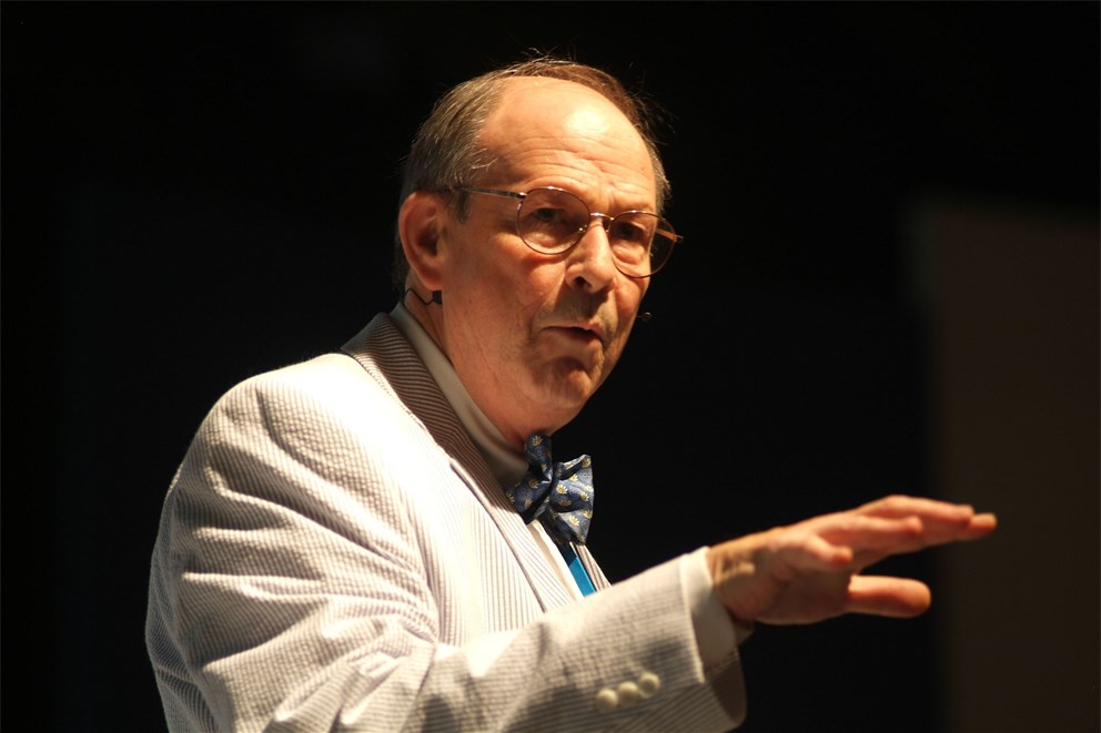 Laureate Robert Richardson (Physics, 1996) lecturing on "Examples of Some Multi-Disciplinary Research" 