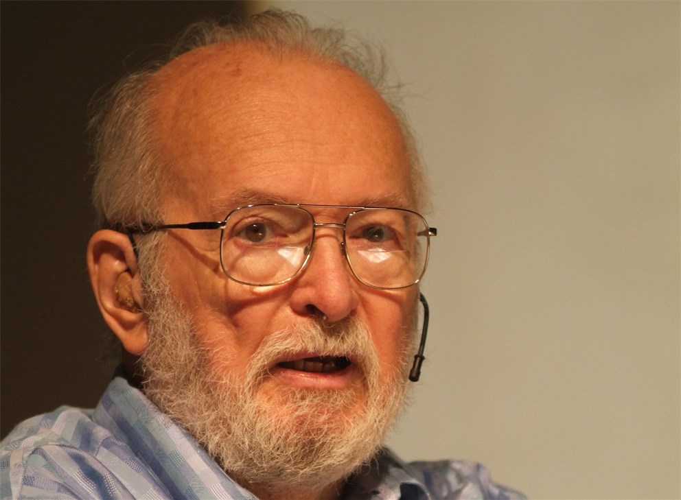 Laureate Paul Lauterbur (Physiology/Medicine 2003) taking part in a discussion session