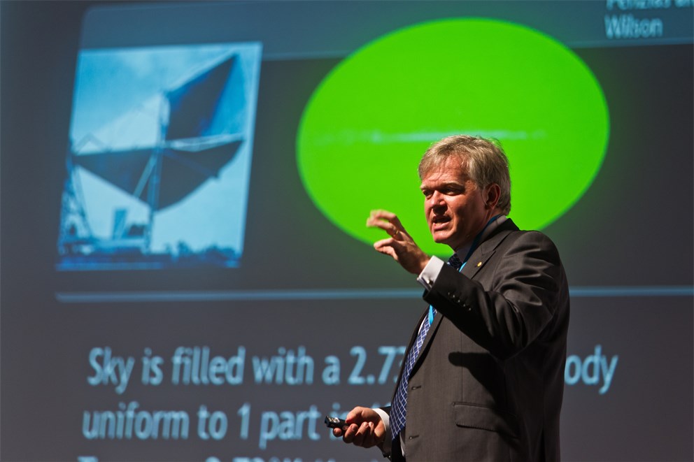 Brian Schmidt (Laureate Physics, 2011) lecturing on "Observations, and the Standard Model of Cosmology" 