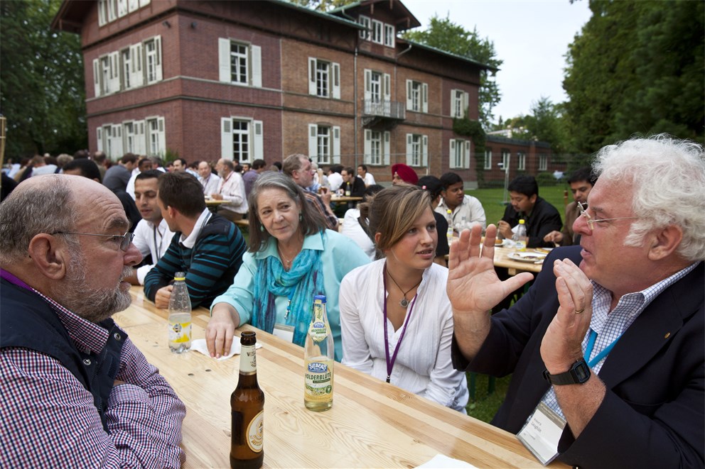 Laureate Robert Laughlin intermingling with guests during an evening event