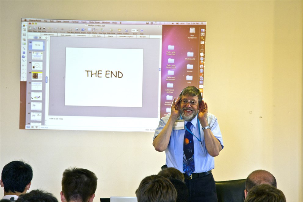 Laureate William Phillips holding a discussion session with young scientists