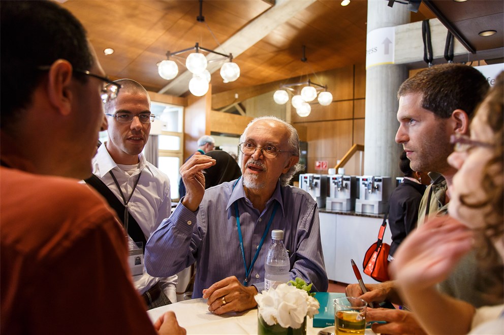 Mario Molina discussing with young researchers.