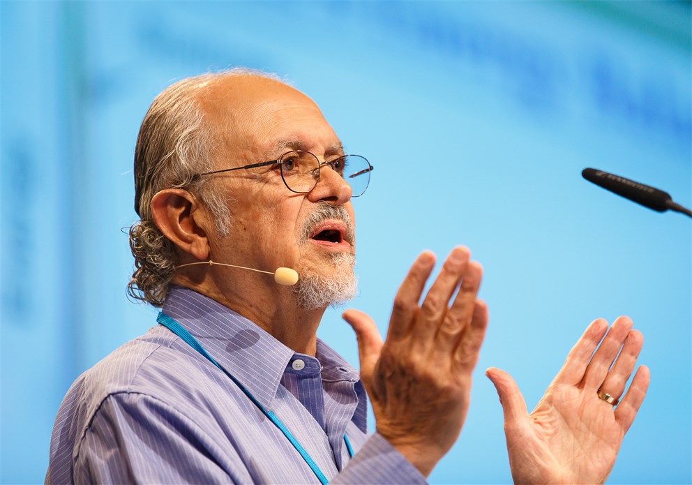 Mario Molina delivering his lecture.