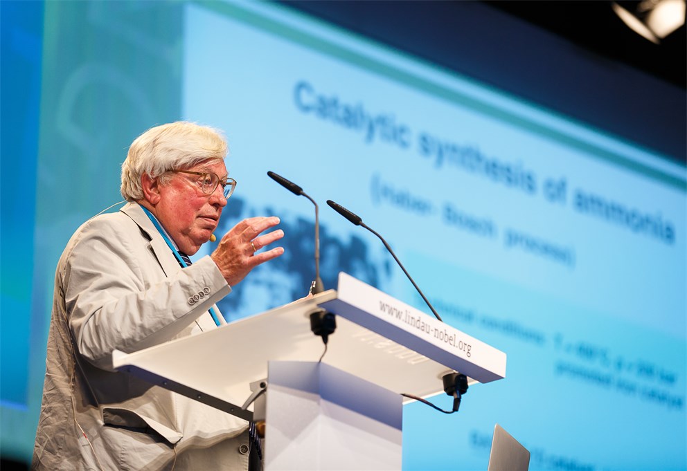 Gerhard Ertl delivering his presentation. 