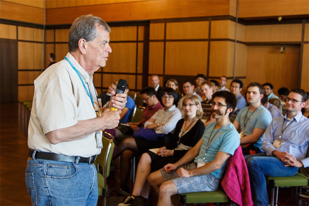Aaron Ciechanover having a discussion session with young researchers.