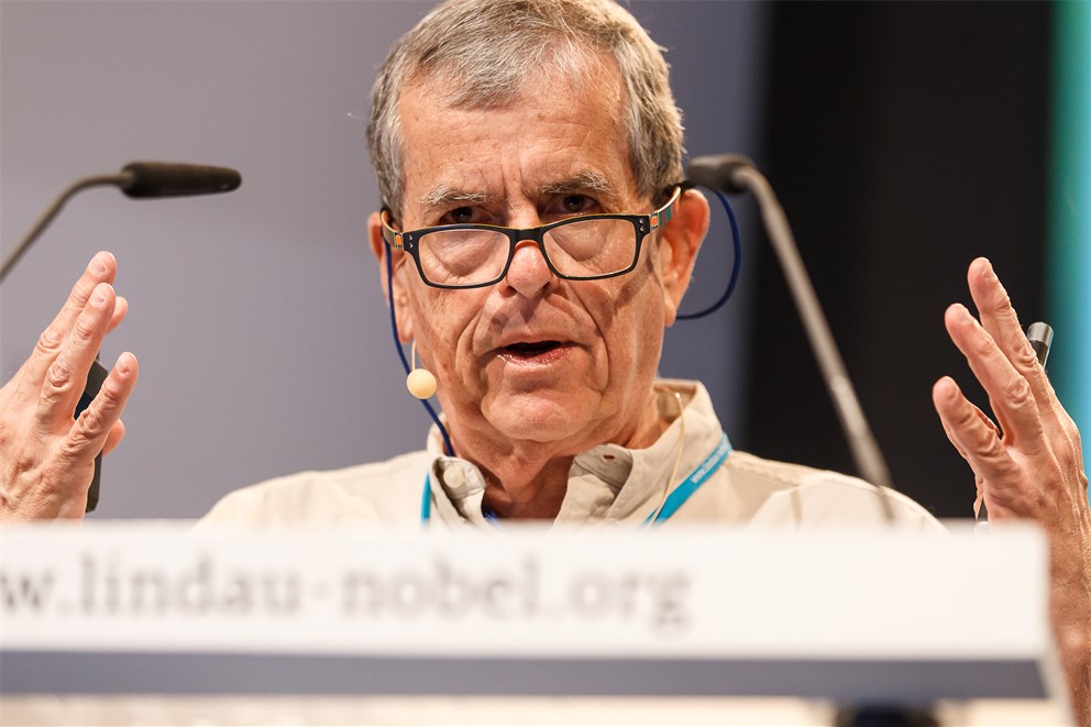 Aaron Ciechanover delivering his lecture.