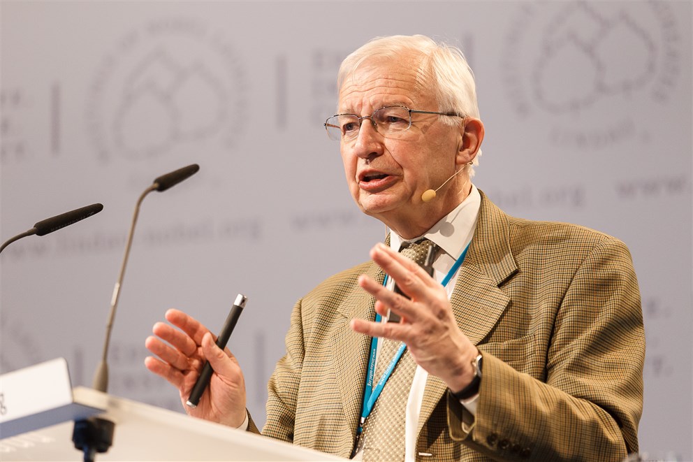 Jean-Marie Lehn delivering his lecture. 