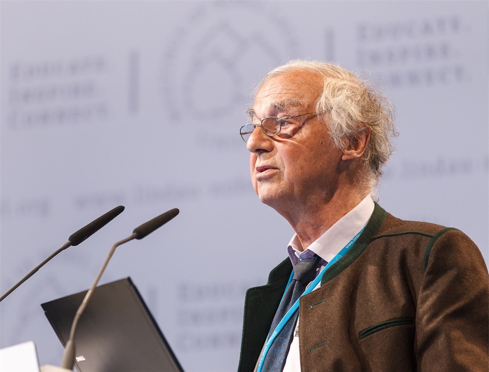 Robert Huber holding his lecture.