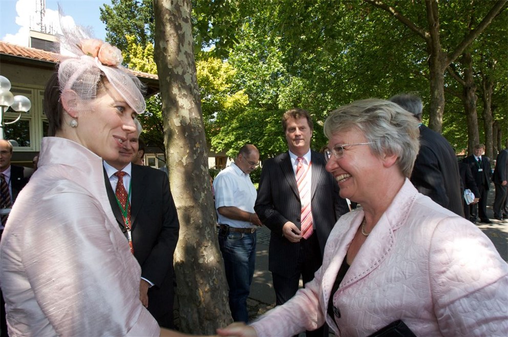 The President of the Council, Countess Bettina Bernadotte, welcomes Federal Minister Annette Schavan