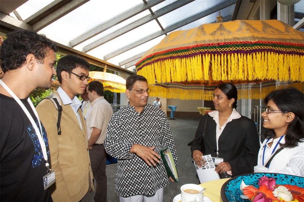 Young international researchers discuss their ideas with each other