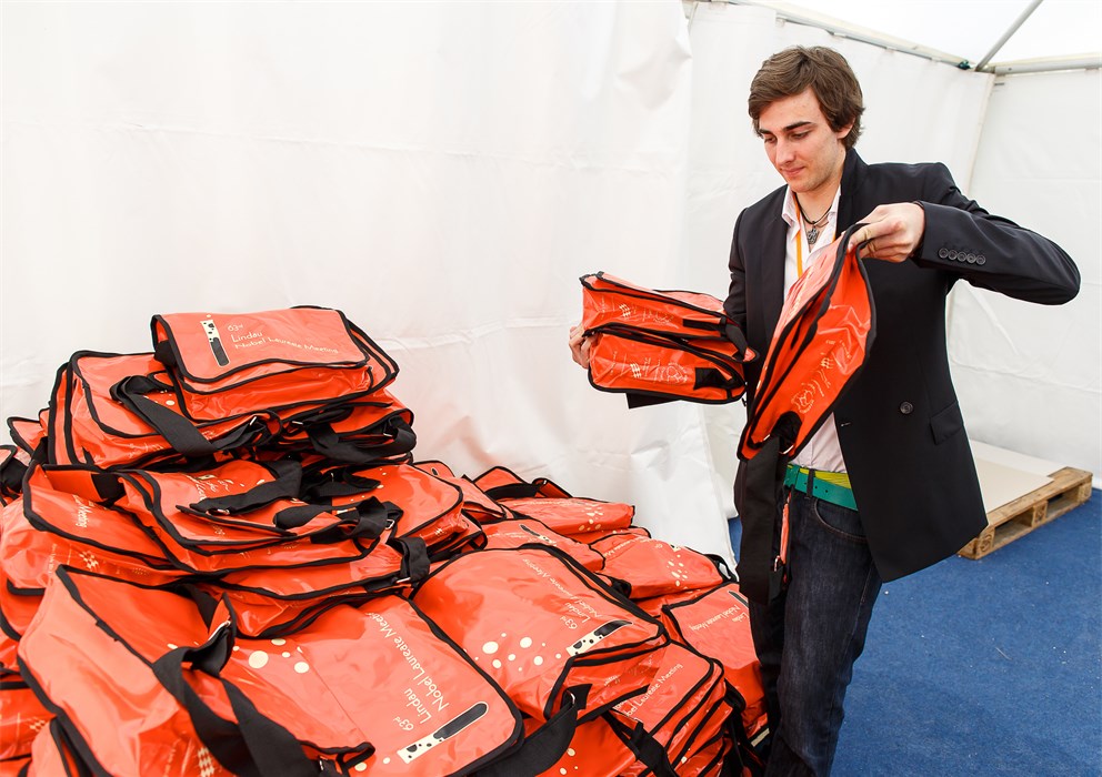 Participant getting the official Meeting's bag.