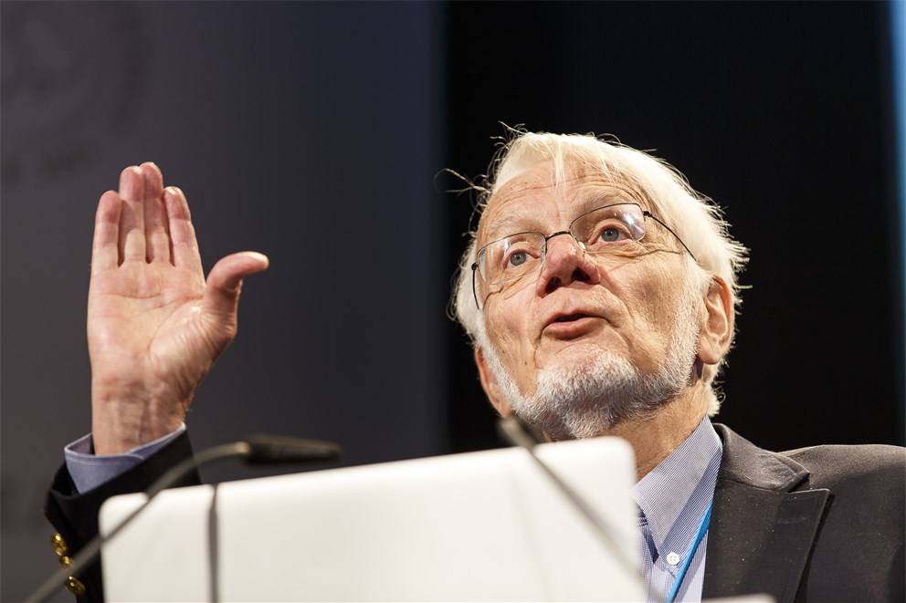 Thomas Steitz delivering his lecture "From the Structure of the Ribosome to New Antibiotics" at the 64th Meeting.