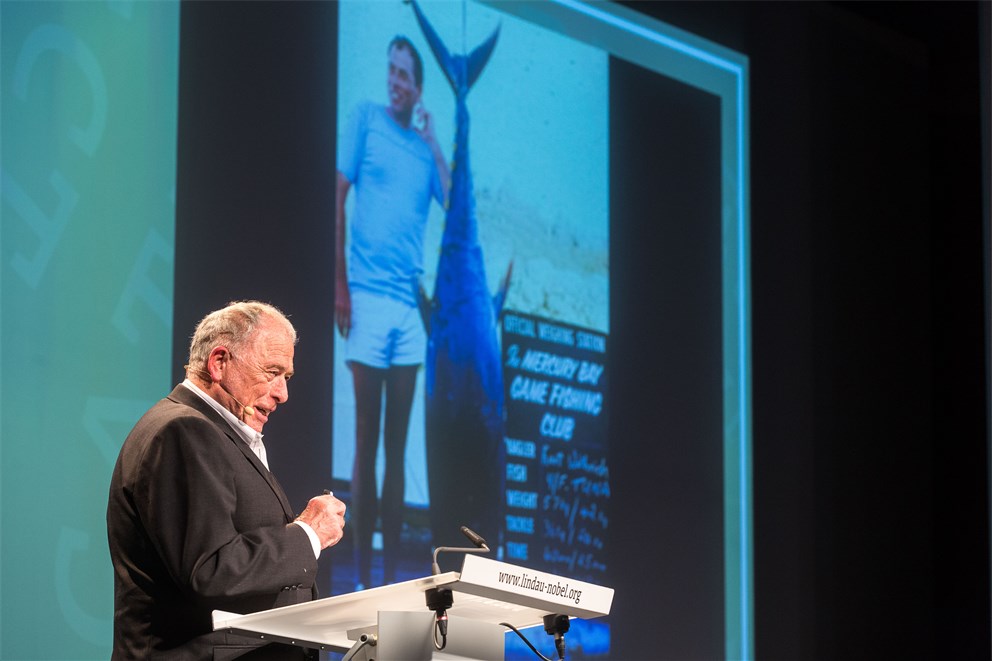 Kurt Wüthrich presenting his lecture at the 64th Lindau Nobel Laureate Meeting.