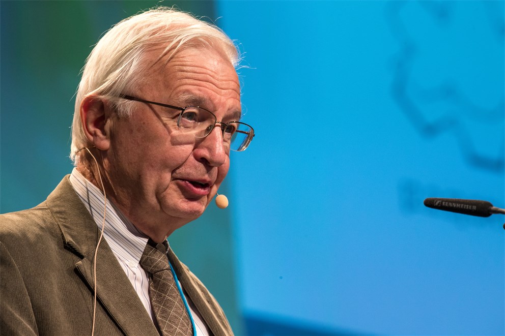 Jean-Marie Lehn delivering his lecture "Towards Adaptive Chemistry" at the 64th Meeting.