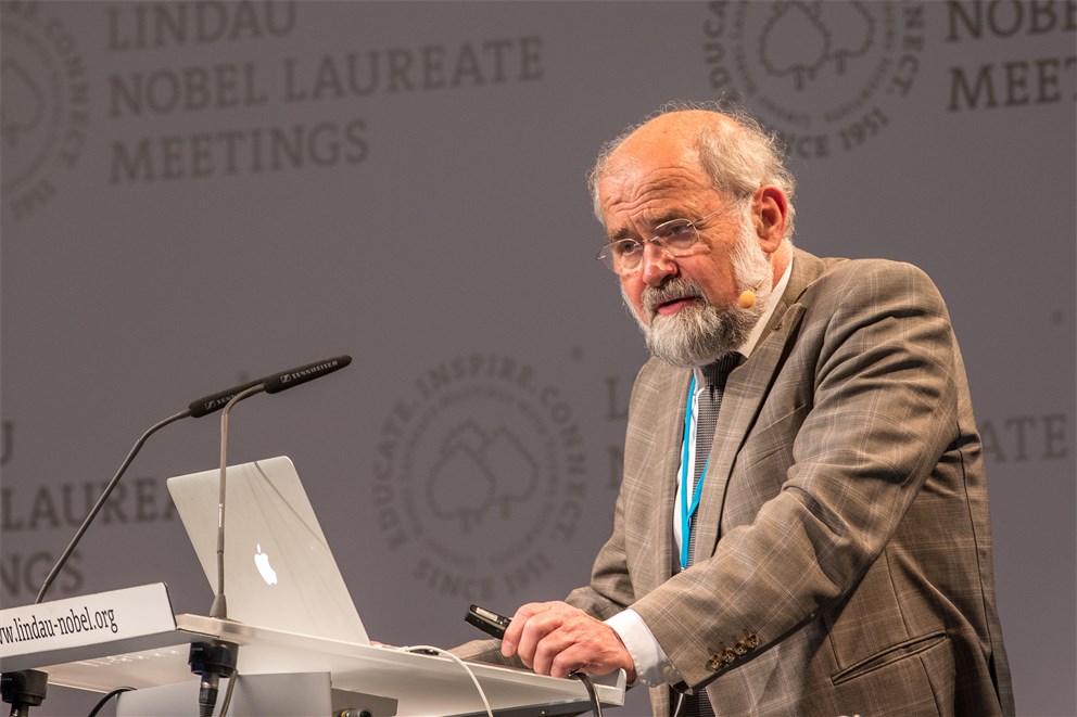 Erwin Neher delivering his lecture "Short-term Synaptic Plasticity" at the 64th Meeting. 