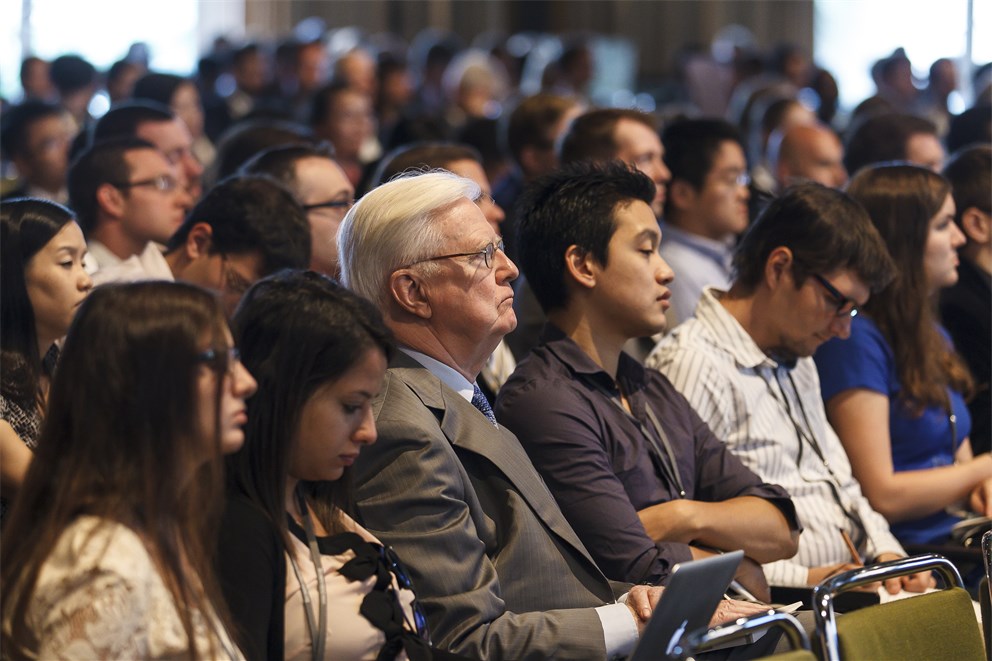 James A. Mirrlees sitting next to young scientists at the 5th Lindau Nobel Laureate Meeting. 
