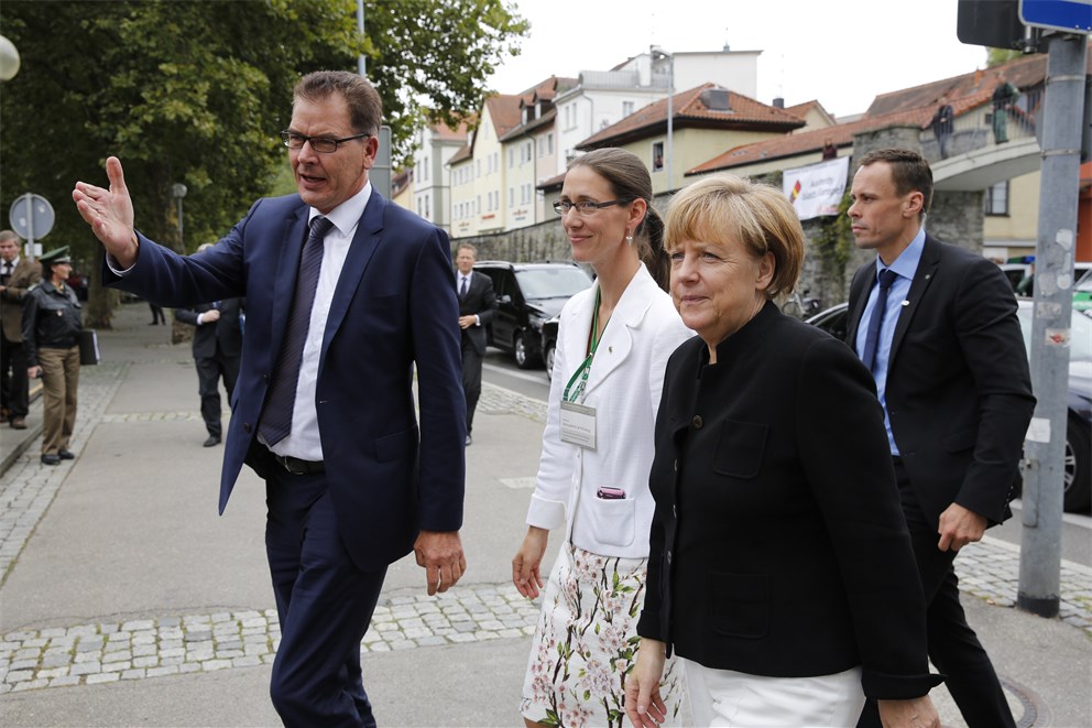Chancellor Angela Merkel welcomed by Countess Bettina Bernadotte at the 5th Lindau Nobel Laureate Meeting.
