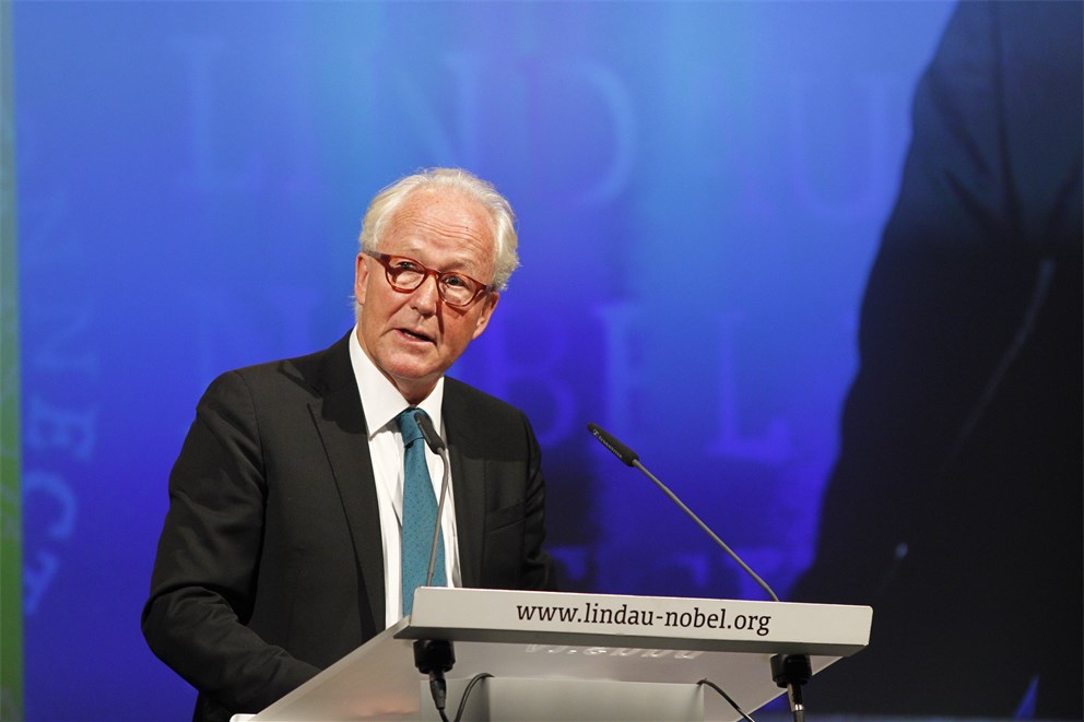 Lars Heikenstein holding his welcome address at the 5th Lindau Nobel Laureate Meeting on Economic Sciences.