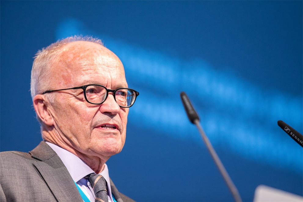 Finn E. Kydland delivering his lecture "Economic Policy and the Growth of Nations".