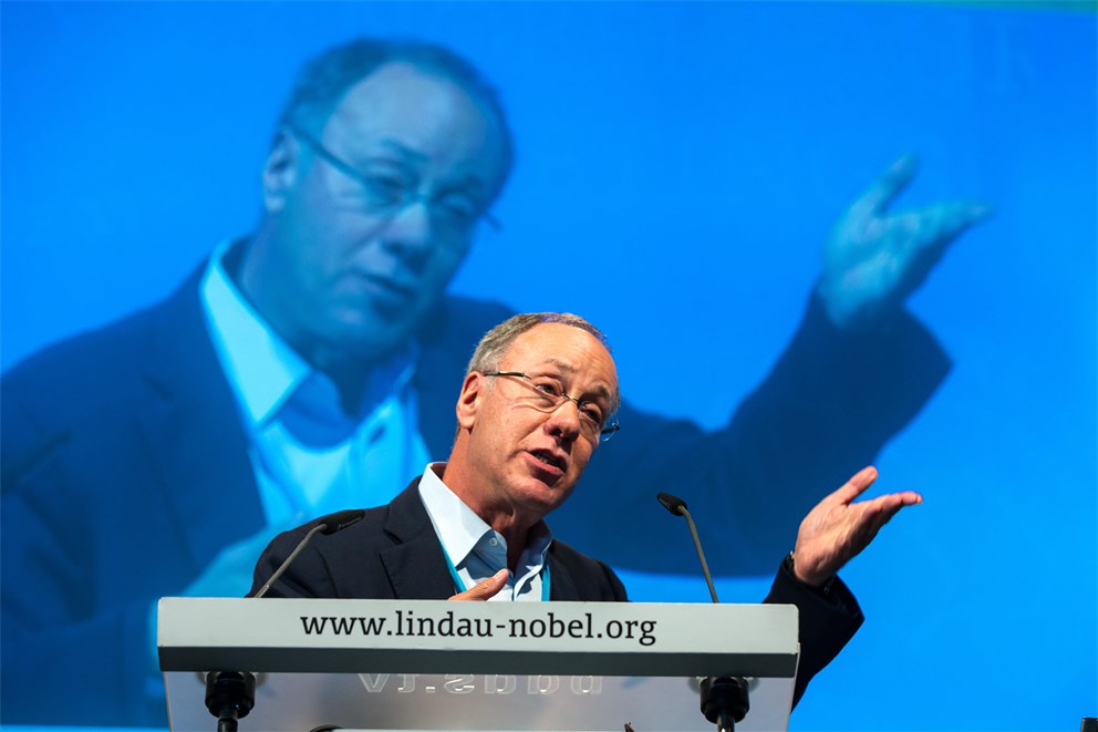 Roger B. Myerson holding his lecture "Moral-Hazard Credit Cycles with Risk-Averse Agents" at the 5th Meeting on Economic Sciences.