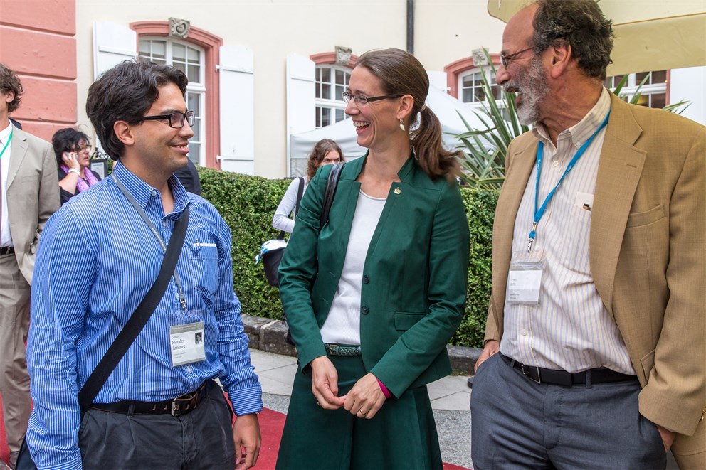 Young scientist Camilo Morales-Jimenez, Countess Bettina Bernadotte and Alvin E. Roth at the farewell ceremony on Mainau Island.