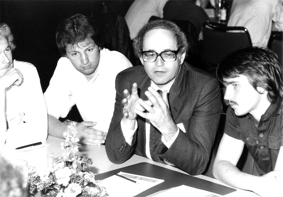 Gerald Edelman discussing with young scientists.