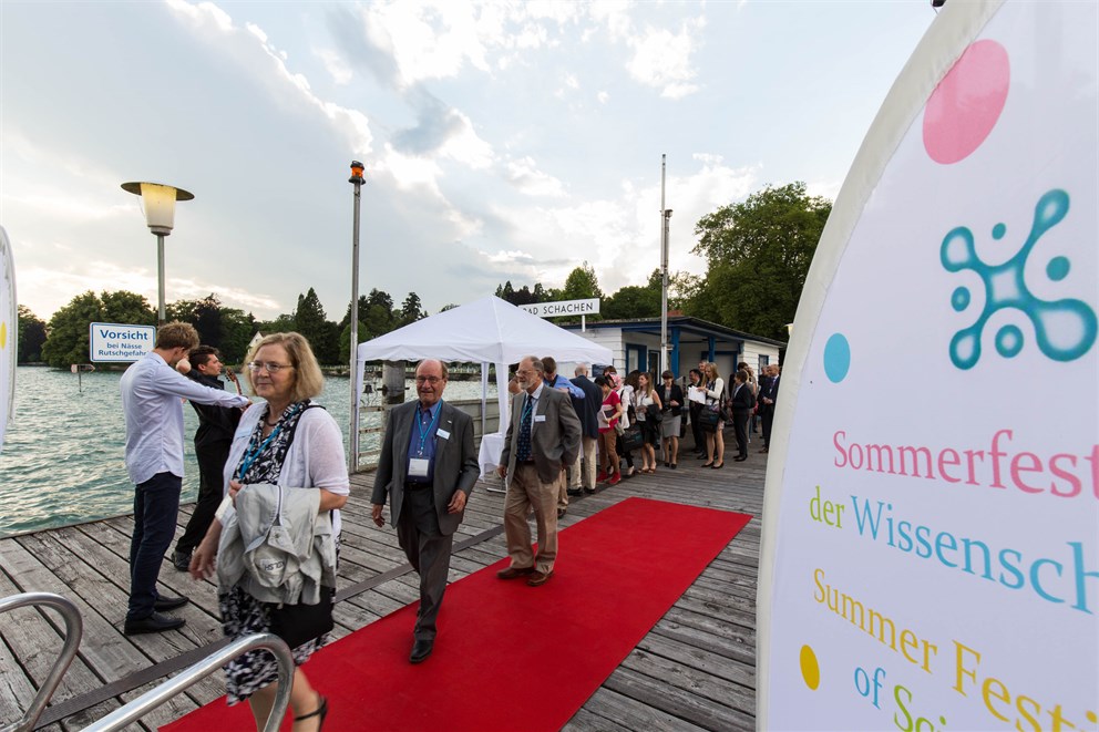 Walter Gilbert entering the boat to visit the Summer Festival of Science.