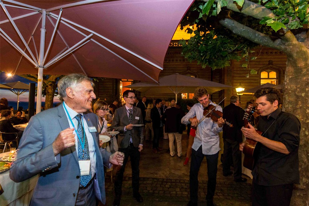 Dan Shechtman having a good time at the Summer Festival of Science.