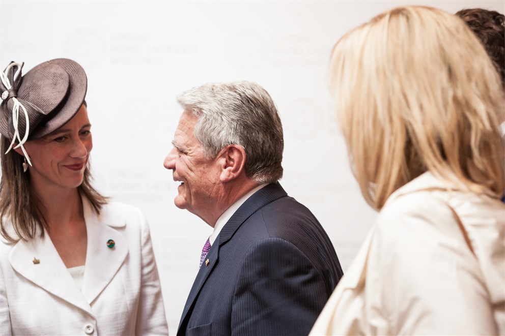 Countess Bettina Bernadotte welcoming Federal President Joachim Gauck at the 65th Lindau Nobel Laureate Meeting.