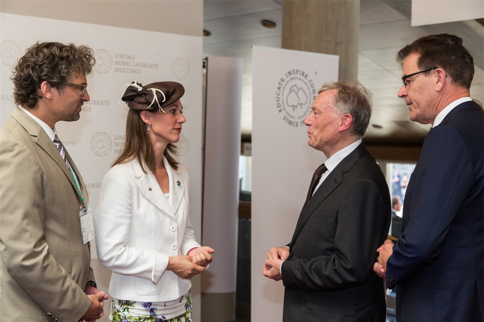 Countess Bettina Bernadotte welcomes former Federal President Horst Köhler at the 65th Lindau Nobel Laureate Meeting.