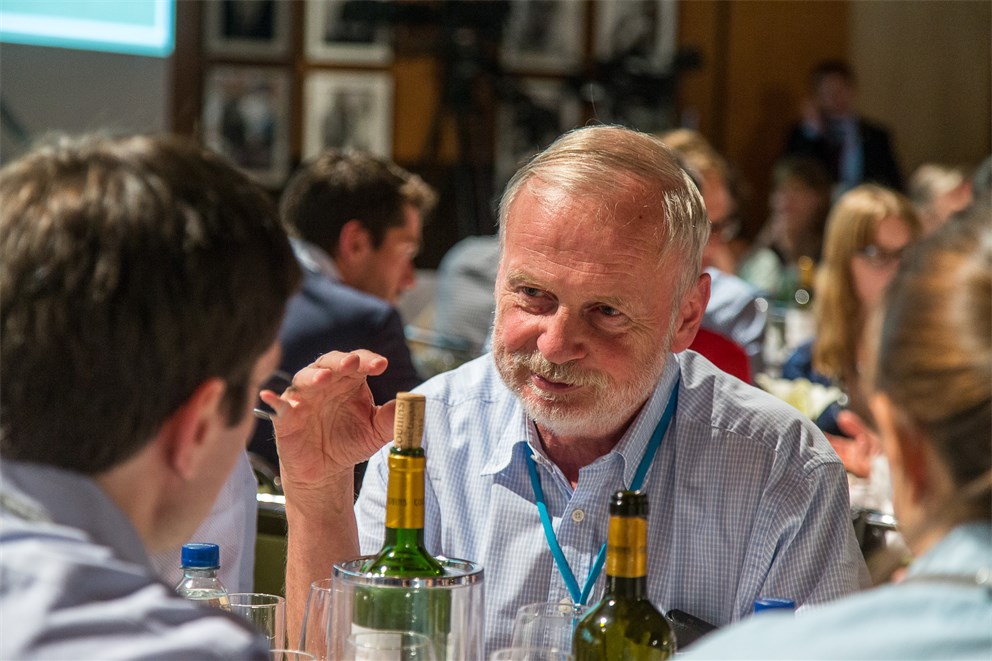 Hartmut Michel and young scientists at the International Get-Together.