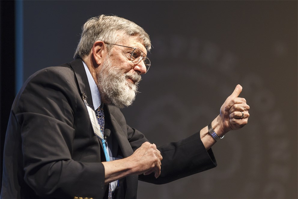 William Phillips holding his lecture "Quantum Information: a Scientific and Technological Revolution for the 21st Century".