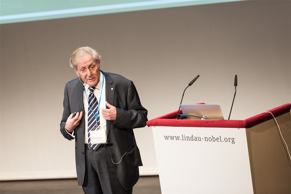 Claude Cohen-Tannoudji presenting his lecture "The Adventure of Cold Atoms. From Optical Pumping to Quantum Gases".