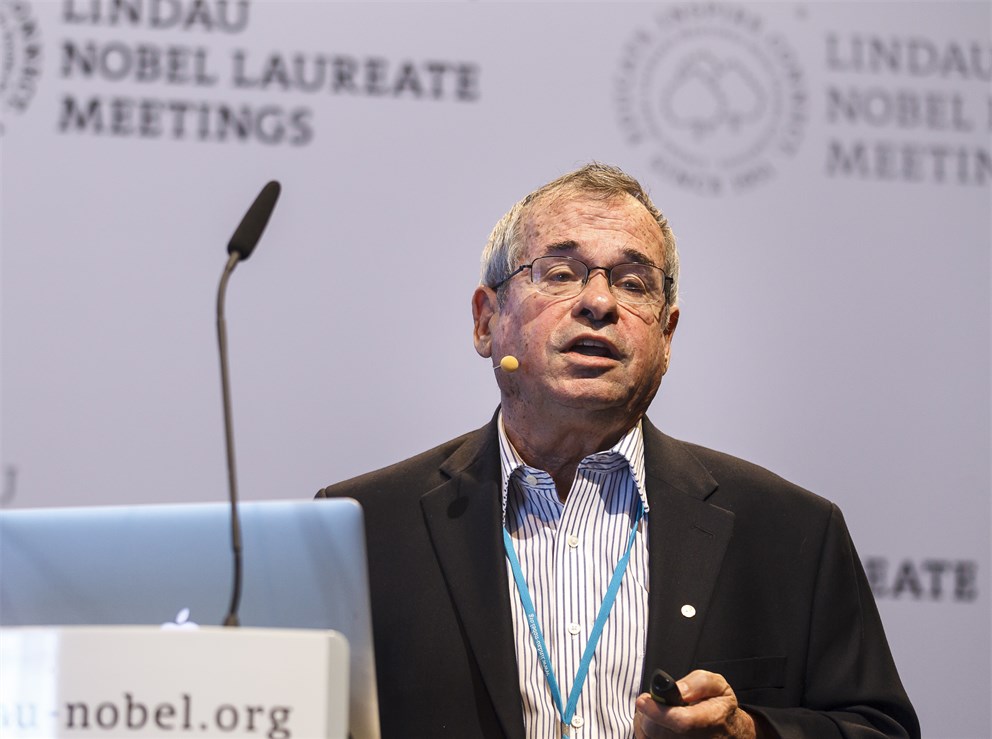 Arieh Warshel delivering his lecture "How to Model the Action of Complex Biological Systems on a Molecular Level". 