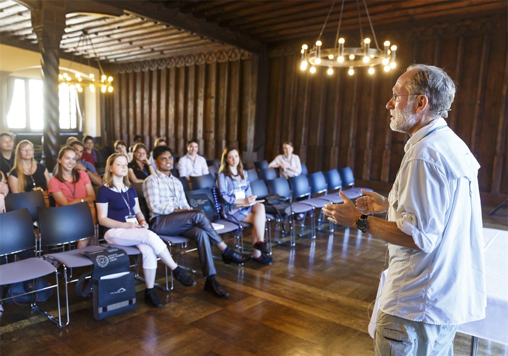 Peter Agre holding his afternoon discussion for young researchers. 