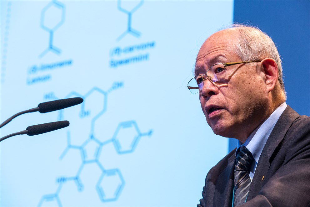 Ryoji Noyori holding his lecture "Where am I From? Where Are You Going?".