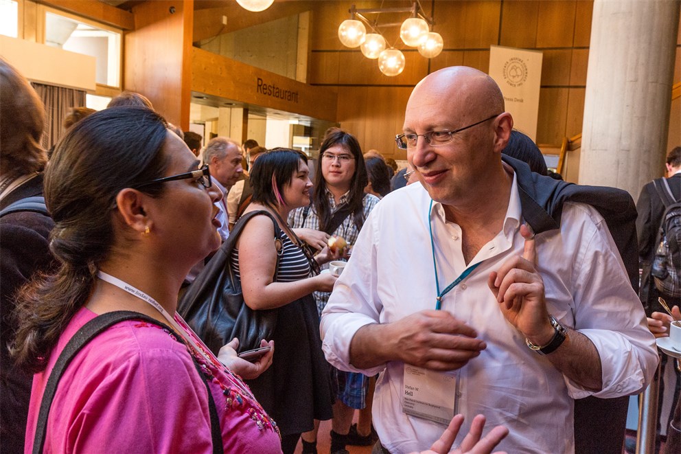 Stefan Hell conversing with a young scientist at the 65th Lindau Nobel Laureate Meeting.