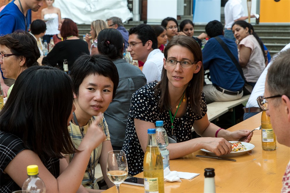 Countess Bettina Bernadotte together with young scientists at the social event Grill & Chill. 