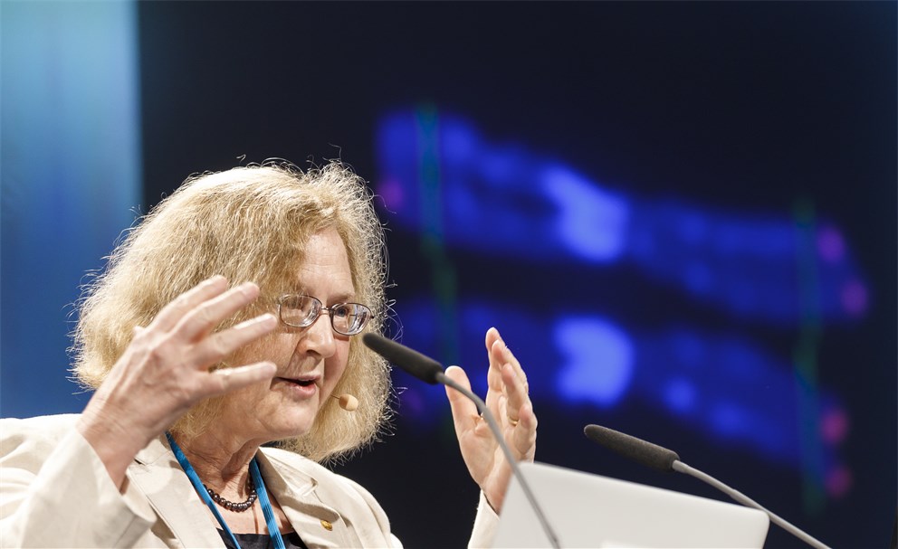 Elizabeth Blackburn presenting her lecture "Telomeres: Telling Tails".