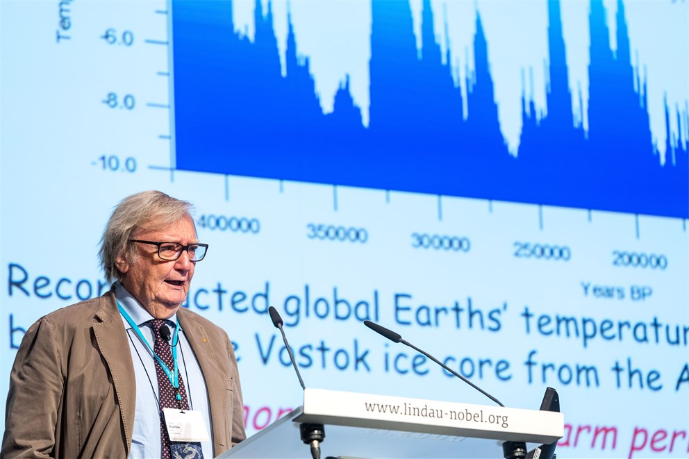 Carlo Rubbia presenting his lecture "The Future of Energy". 