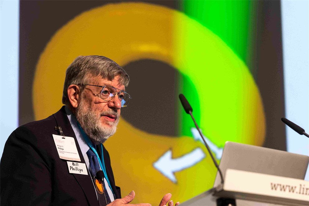William Phillips holding his lecture on "Superfluid Atomic Gas in a Ring: A New Kind of Closed Circuit" at the 66th Lindau Nobel Laureate Meetings.