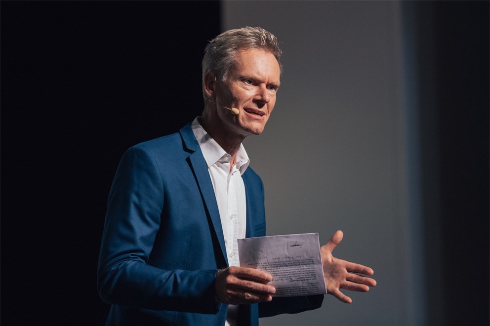 Ingolf Baur moderating the opening ceremony at the 67th Lindau Nobel Laureate Meeting