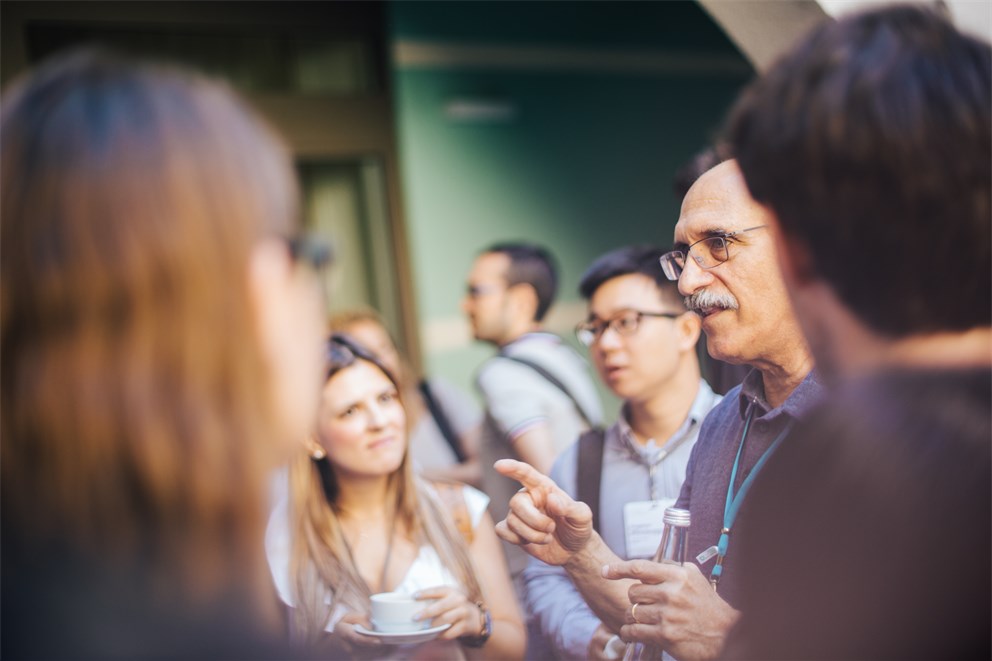 Martin Chalfie talking to young scientists at the 67th Lindau Nobel Laureate Meeting