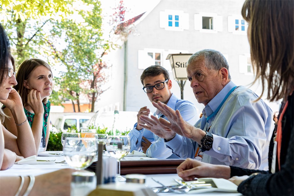 Aaron Ciechanover in discussion with young scientists